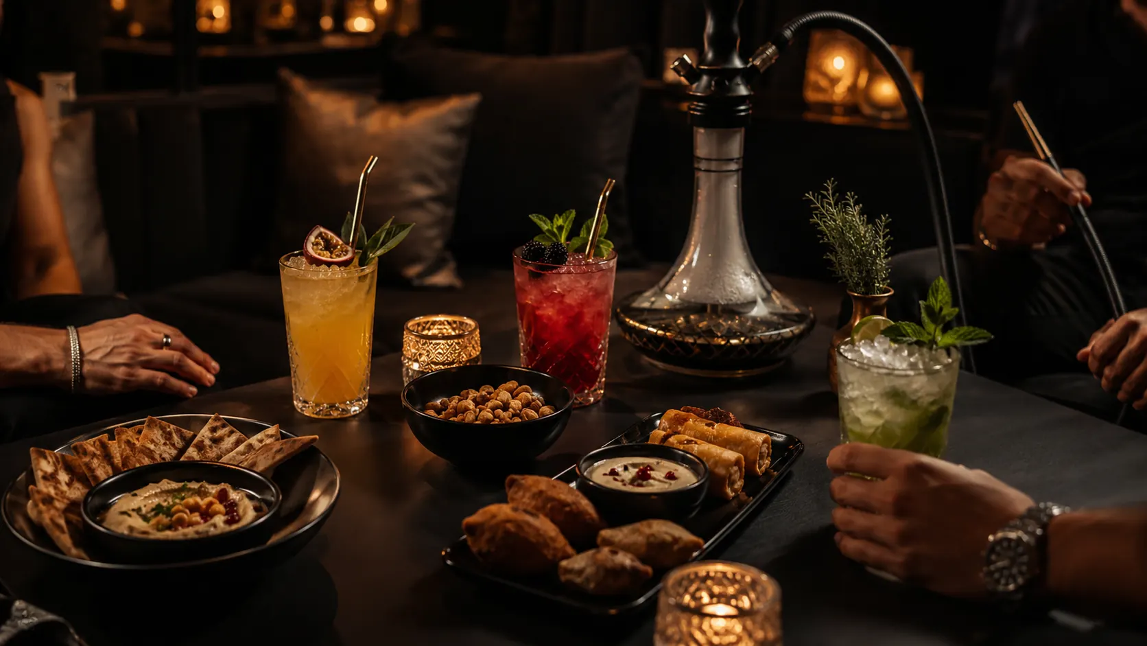 Gruppentisch mit Shisha, Drinks und Snacks